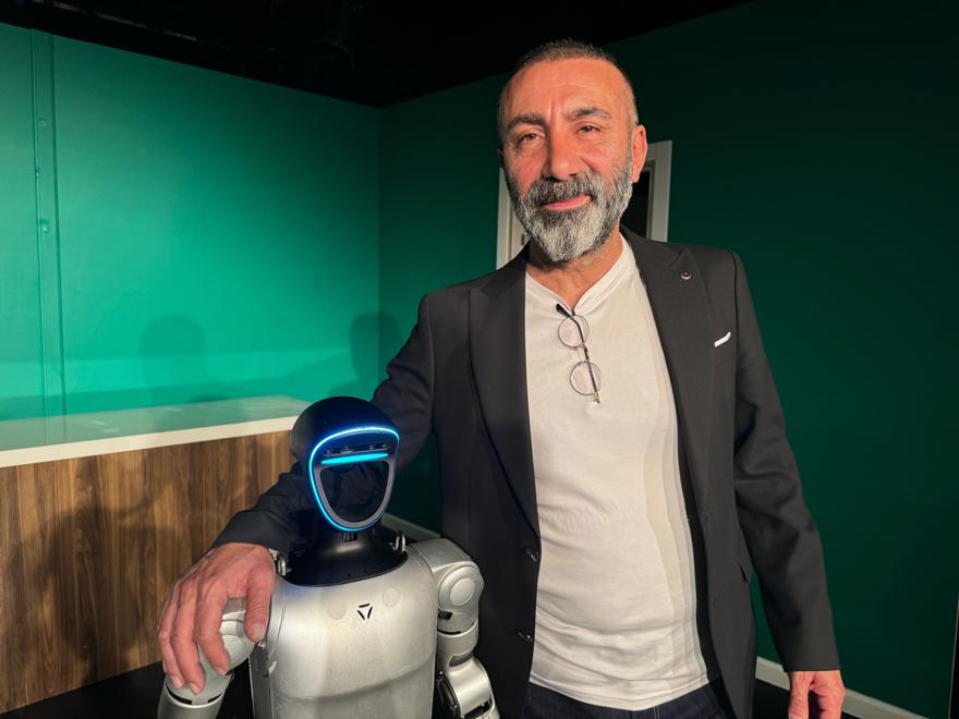 Şimdi Telefonunuza Bir Kod Gelecek – insanski robot na pozornici