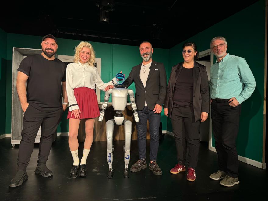 Şimdi Telefonunuza Bir Kod Gelecek – insanski robot na pozornici